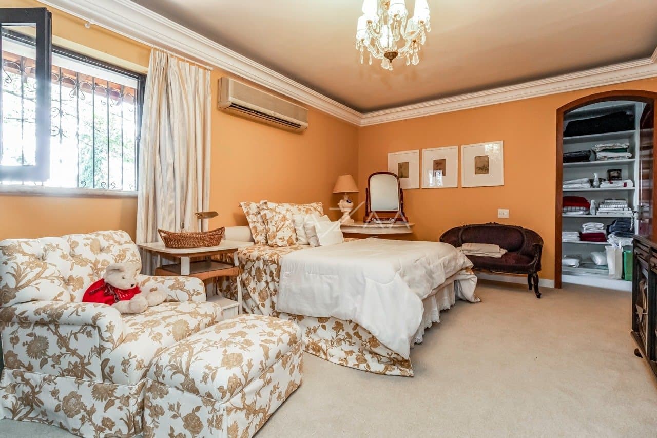 Casa deliciosa com lindo jardim e 4 suítes. Reformada, no Jardim Guedala. - Foto 33
