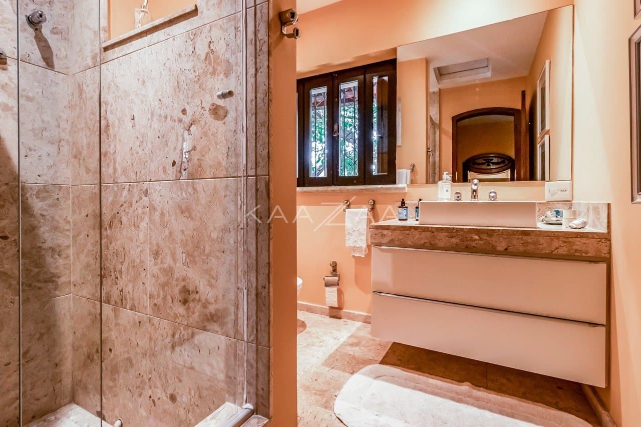 Casa deliciosa com lindo jardim e 4 suítes. Reformada, no Jardim Guedala. - Foto 34