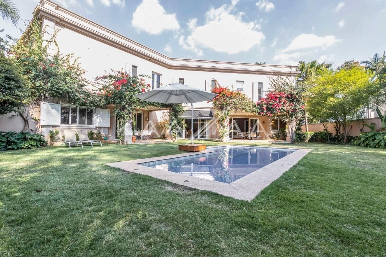 A mistura entre o clássico e o moderno tomam conta dos espaços. Casa deliciosa em rua sem saída, na Cidade Jardim. - Foto 3