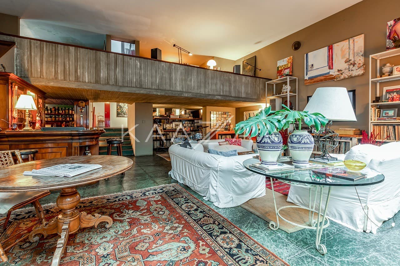 Casa brutalista com projeto arquitetônico singular e muito concreto no Jardim América. - Foto 1