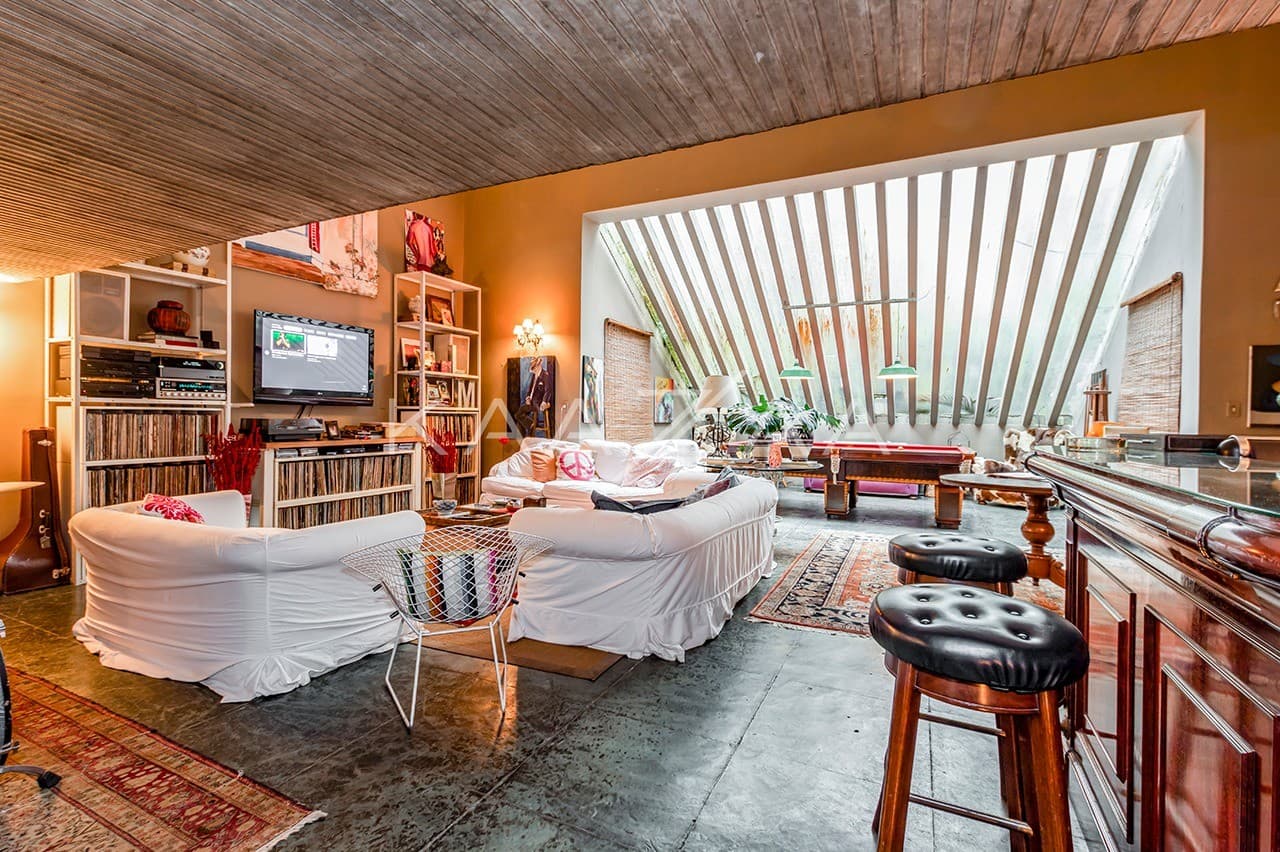 Casa brutalista com projeto arquitetônico singular e muito concreto no Jardim América. - Foto 2