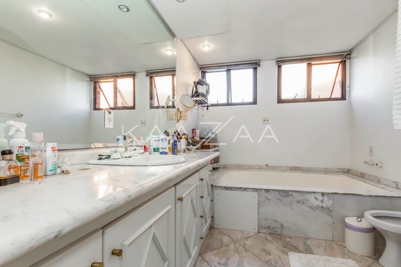 Cobertura ampla, repleta de luz natural e bom gosto. Perto no Ibirapuera, em Moema. - Foto 26