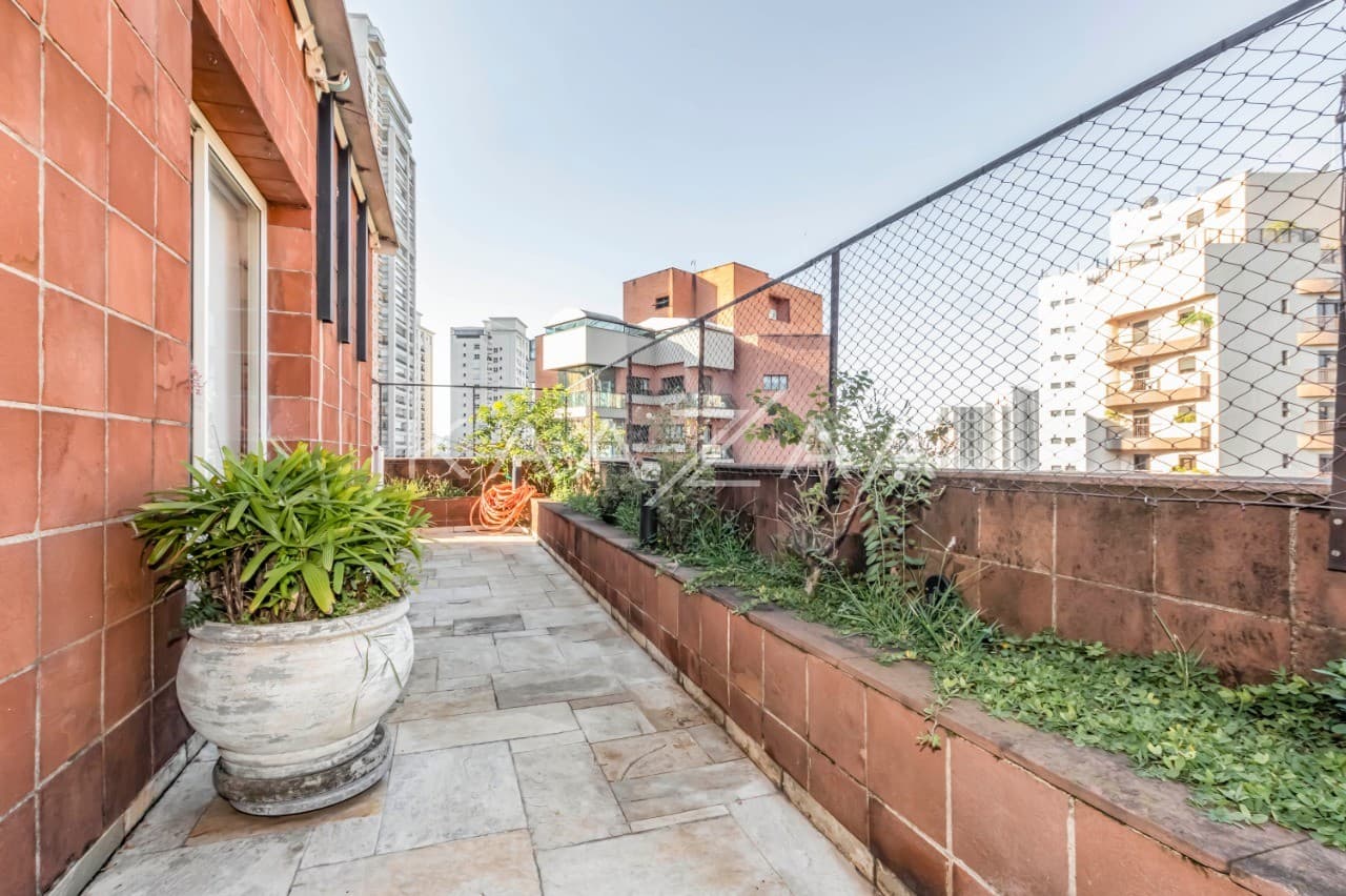 Cobertura ampla, repleta de luz natural e bom gosto. Perto no Ibirapuera, em Moema. - Foto 5