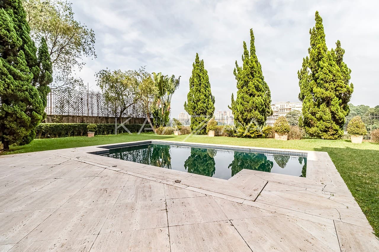 Casa exuberante com jardim e vista verde infinita. Em rua sossegada no Real Parque. - Foto 2