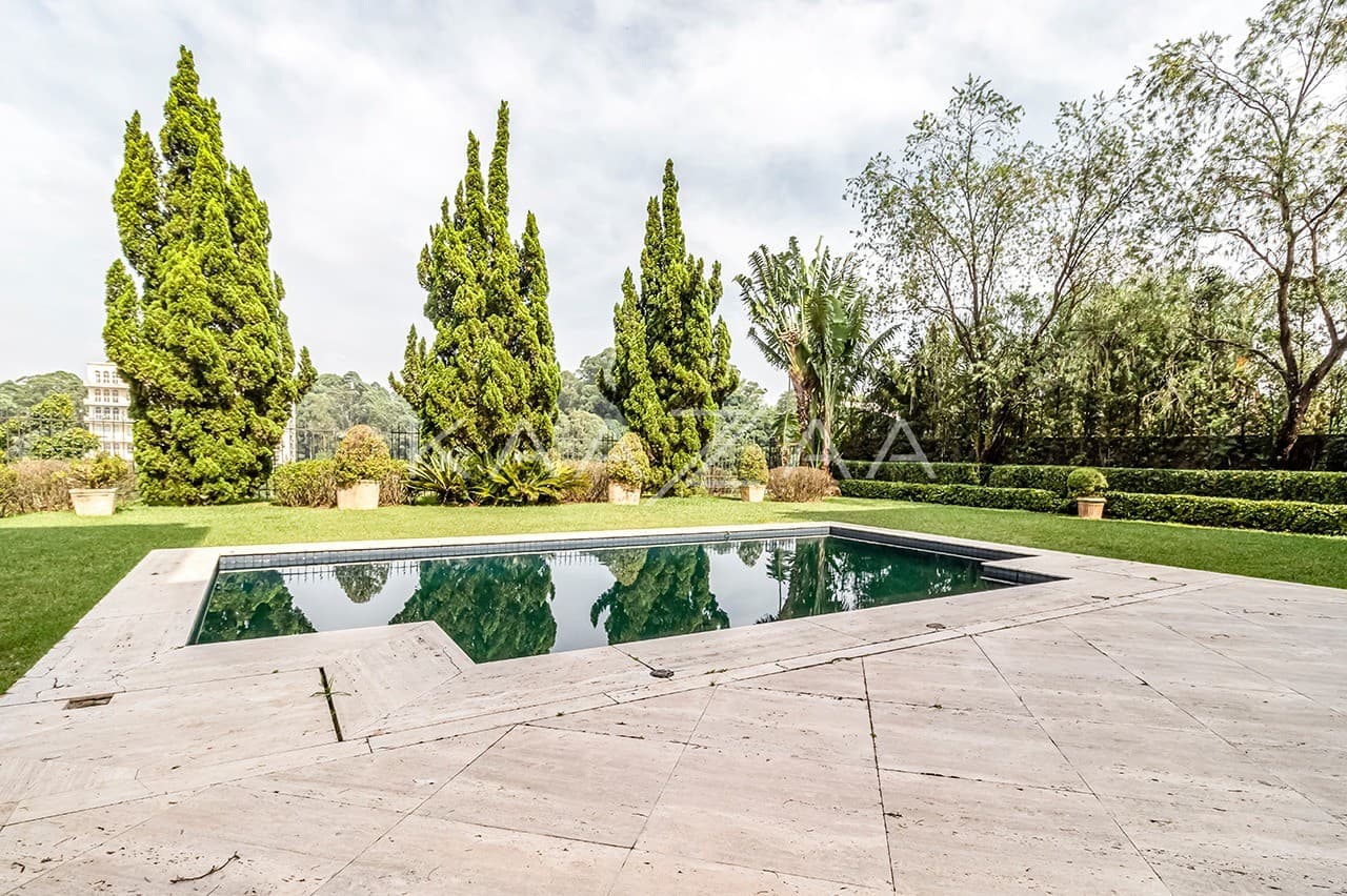 Casa exuberante com jardim e vista verde infinita. Em rua sossegada no Real Parque. - Foto 1