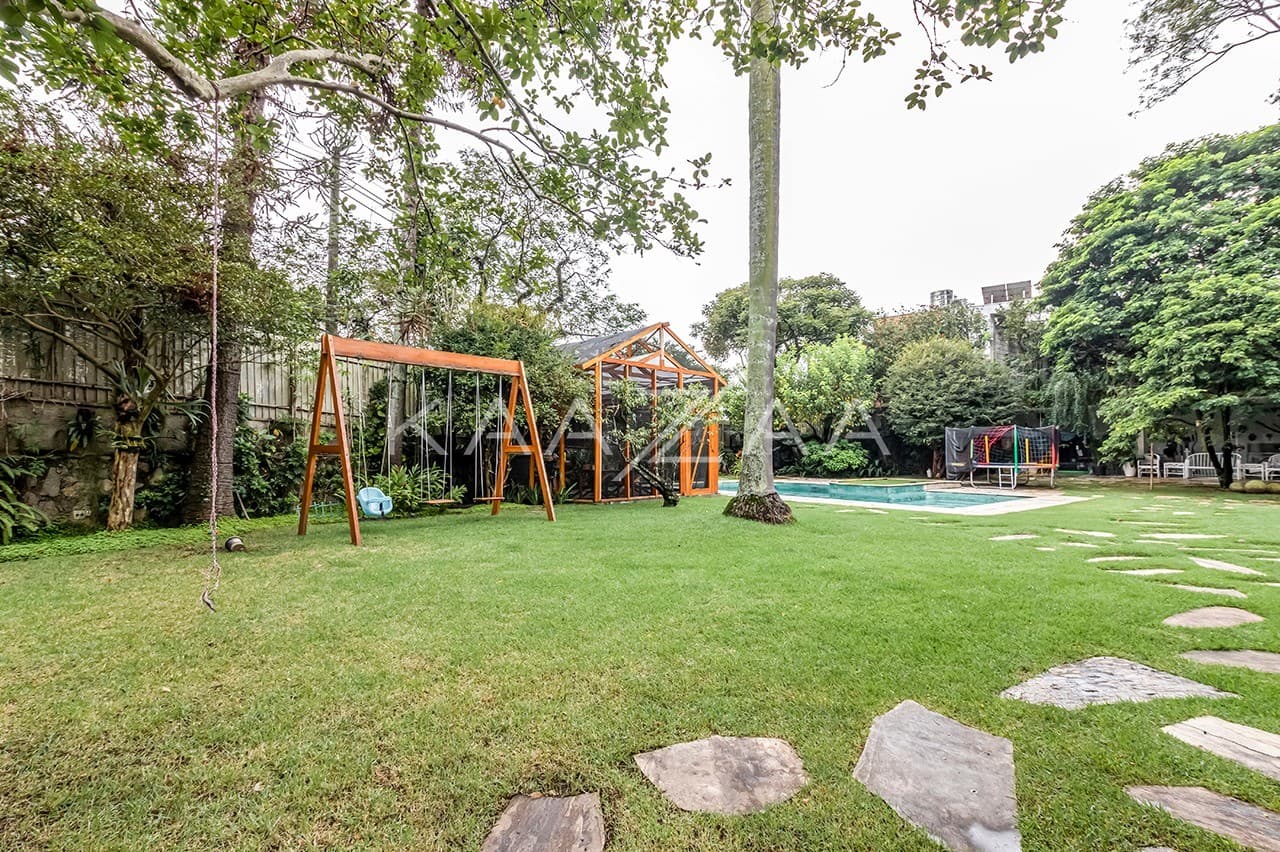 Um projeto autêntico, com espaços reformados e bem planejados. Casa triplex no Jardim Guedala. - Foto 5