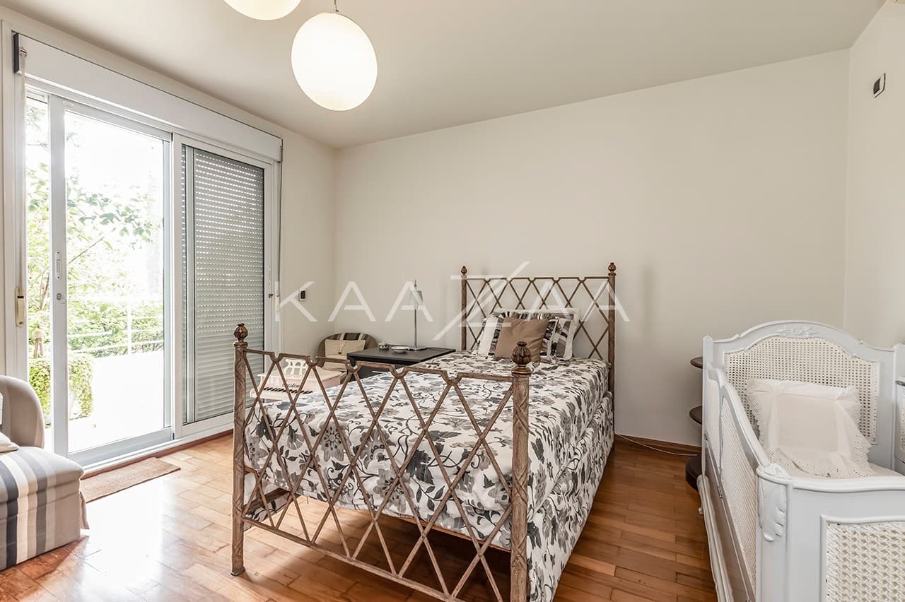 Um projeto autêntico, com espaços reformados e bem planejados. Casa triplex no Jardim Guedala. - Foto 38