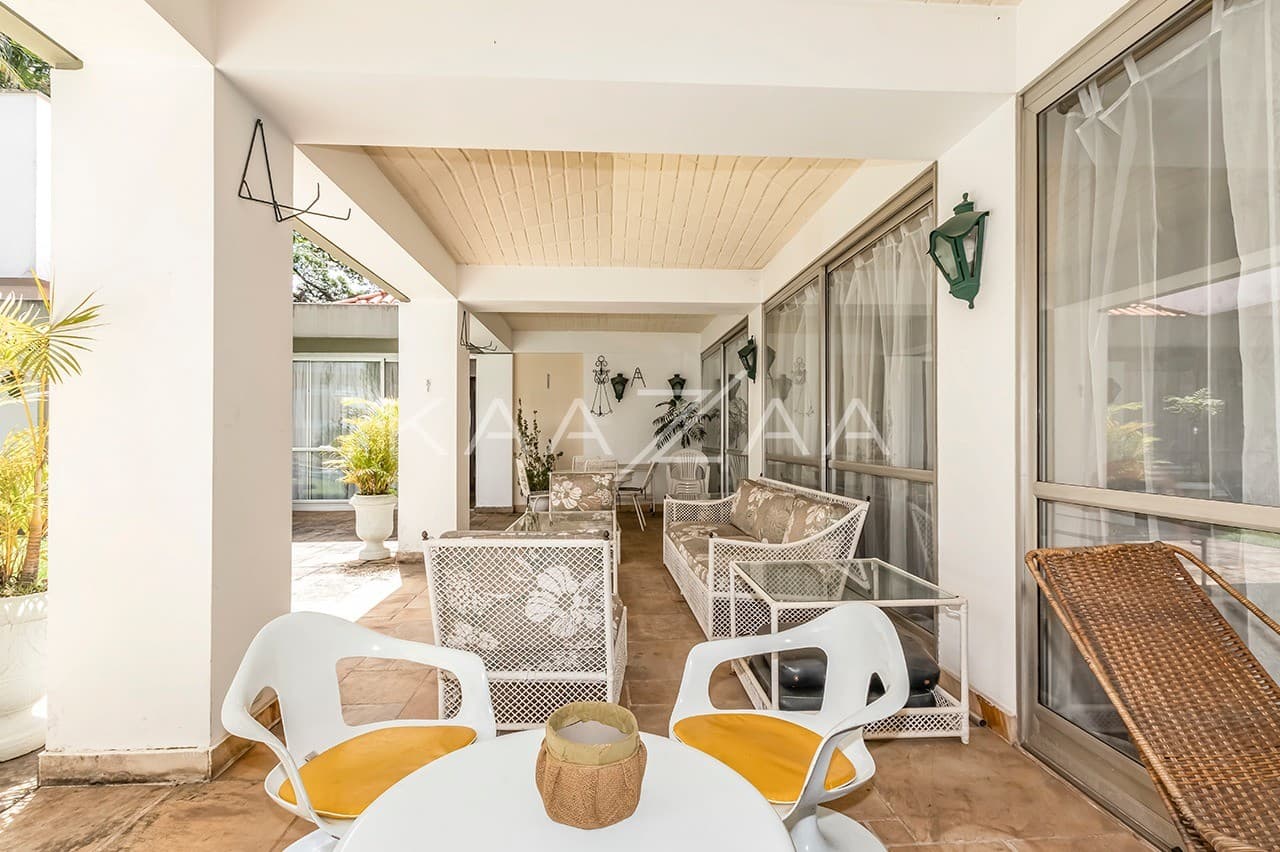 Jardim ensolarado, varanda gostosa e living espaçoso. Casa na Cidade Jardim. - Foto 5