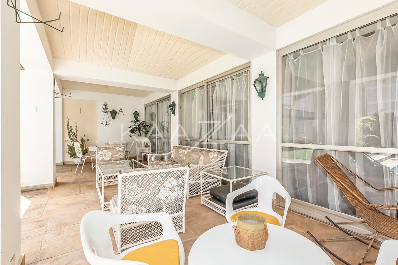 Jardim ensolarado, varanda gostosa e living espaçoso. Casa na Cidade Jardim. - Foto 4