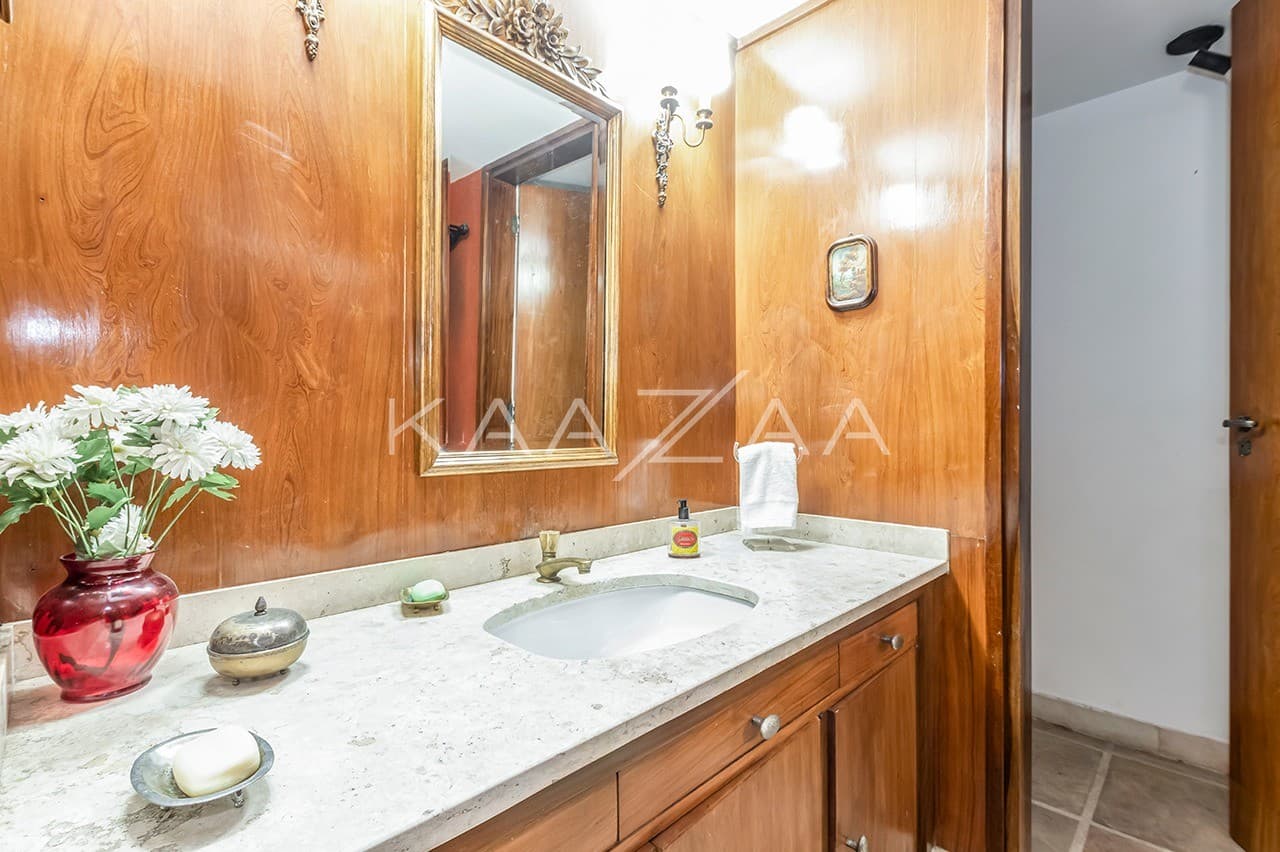 Jardim ensolarado, varanda gostosa e living espaçoso. Casa na Cidade Jardim. - Foto 12