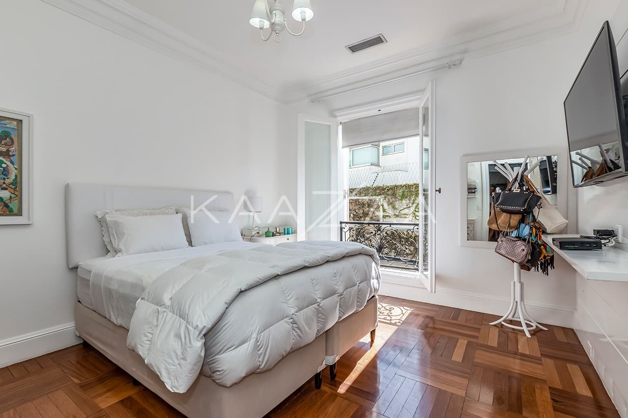 A estética clássica e impecável faz desta casa um lar exuberante. Na melhor localização da Cidade Jardim. - Foto 30