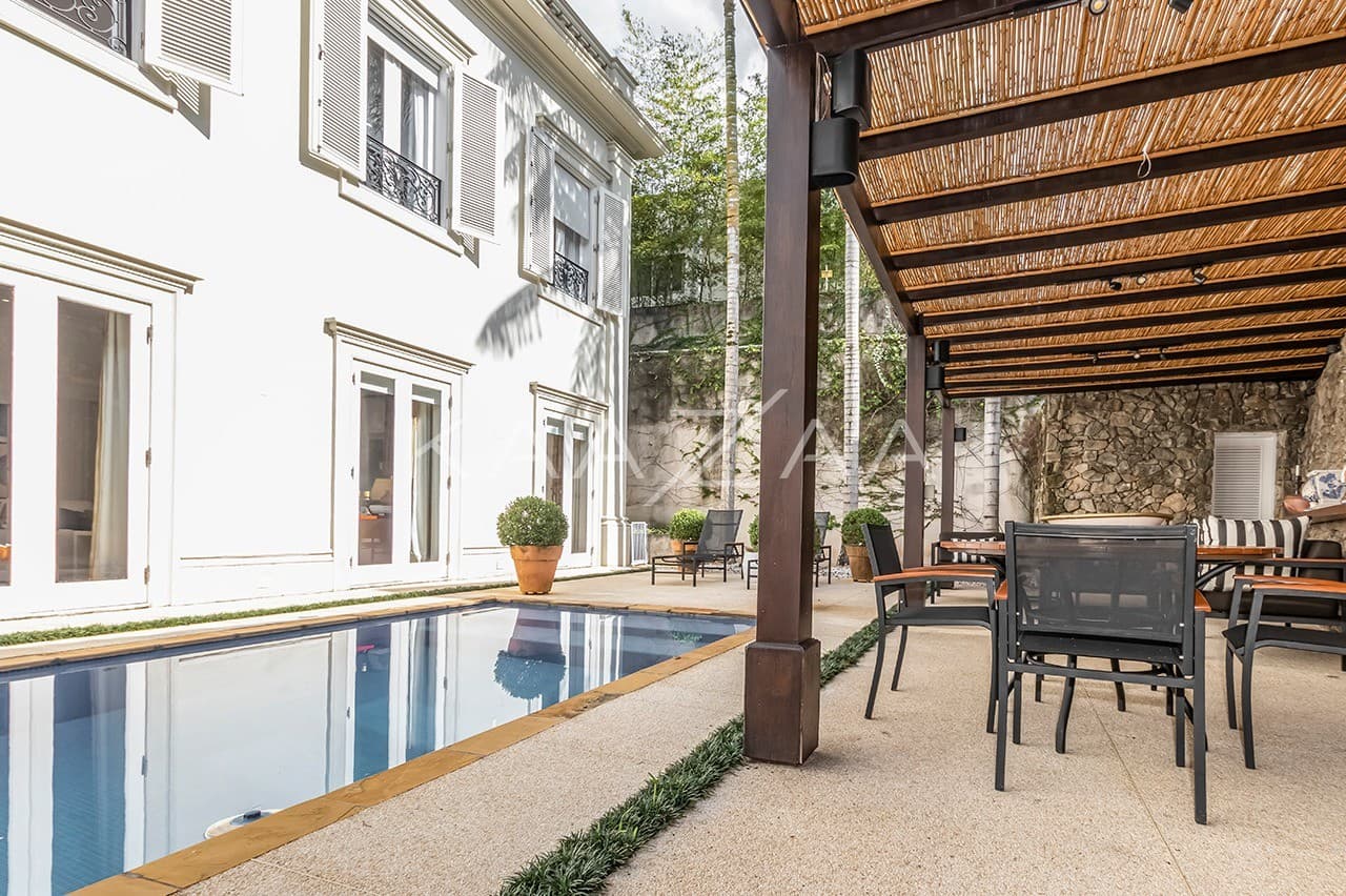 A estética clássica e impecável faz desta casa um lar exuberante. Na melhor localização da Cidade Jardim. - Foto 3