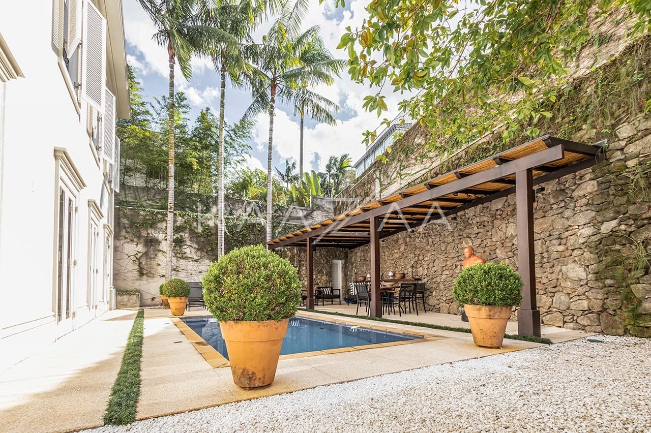 A estética clássica e impecável faz desta casa um lar exuberante. Na melhor localização da Cidade Jardim. - Foto 2