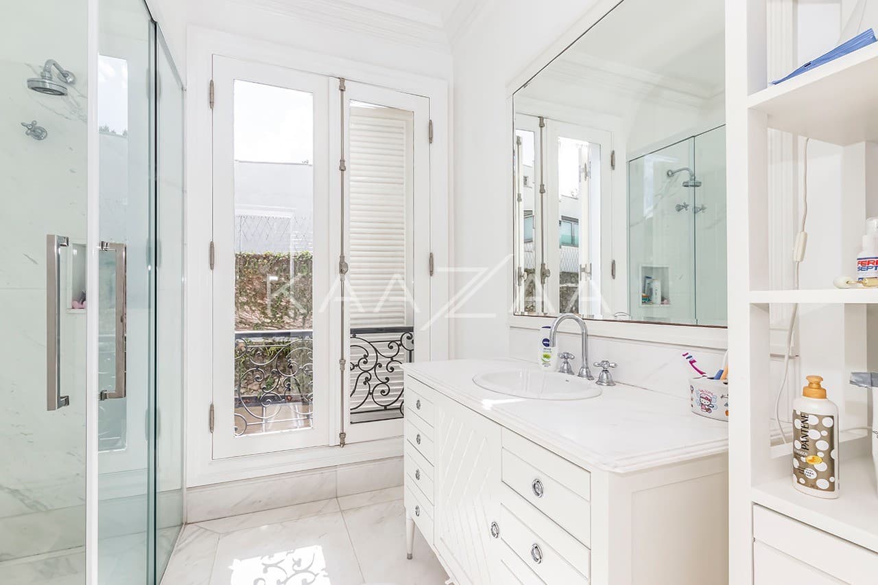 A estética clássica e impecável faz desta casa um lar exuberante. Na melhor localização da Cidade Jardim. - Foto 31