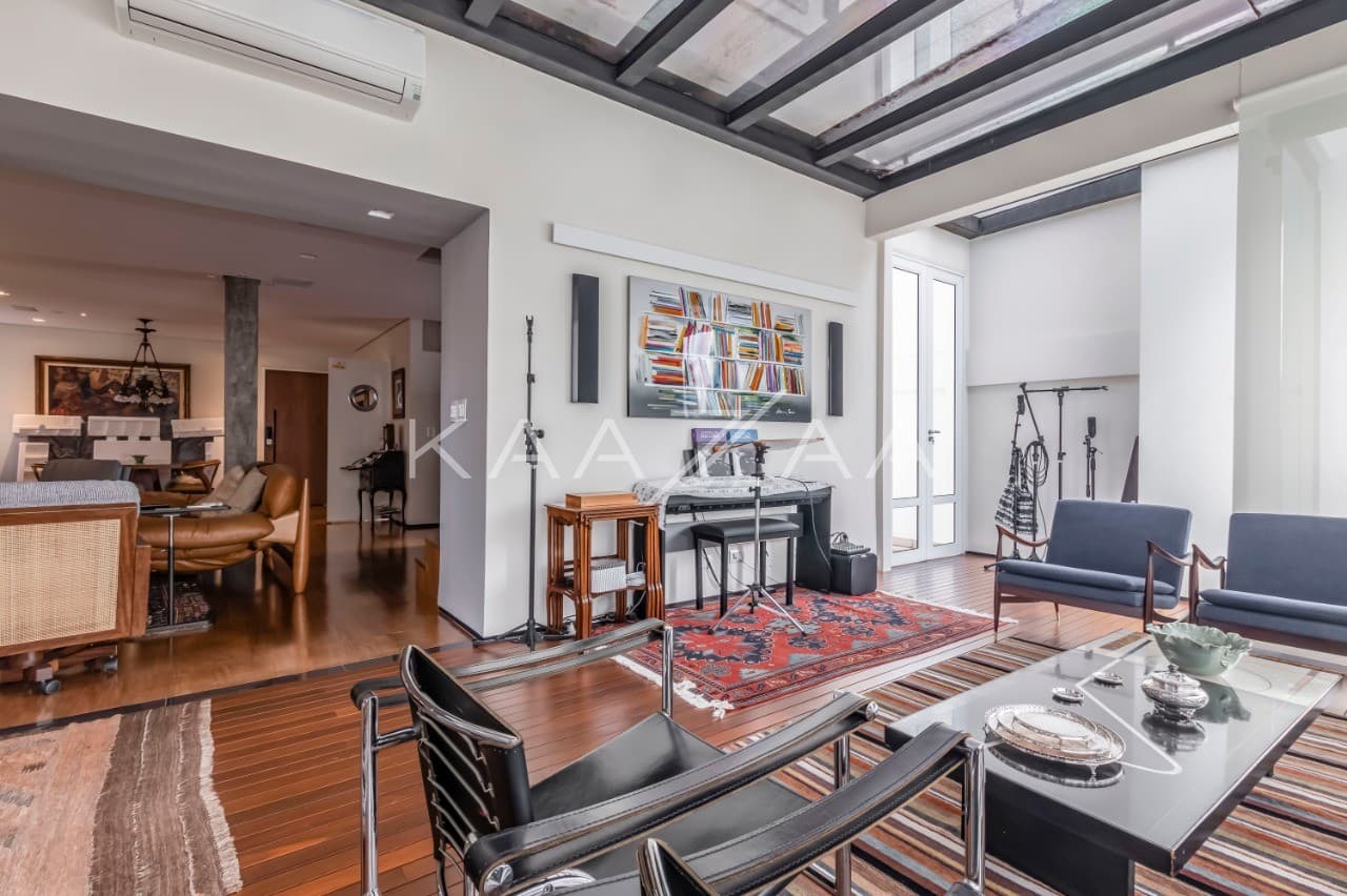 Em uma das ruas mais cobiçadas do Jardim América, essa cobertura chega com uma reforma completíssima. - Foto 3