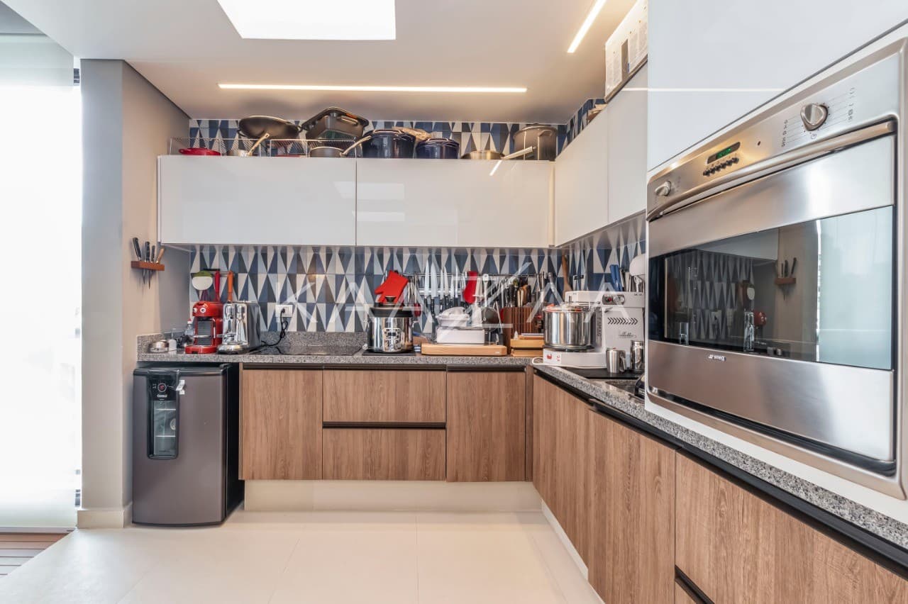 Em uma das ruas mais cobiçadas do Jardim América, essa cobertura chega com uma reforma completíssima. - Foto 6