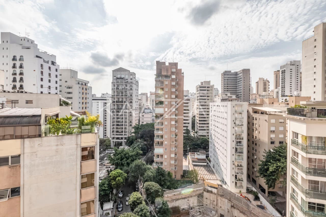 Em uma das ruas mais cobiçadas do Jardim América, essa cobertura chega com uma reforma completíssima. - Foto 17
