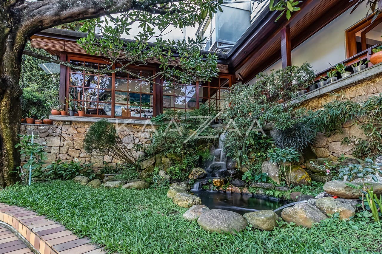 Área gourmet, piscina, atelier, pomar, lago de carpas e vista panorâmica. Casa para comtemplar a vida, no Jardim Guedala. - Foto 7