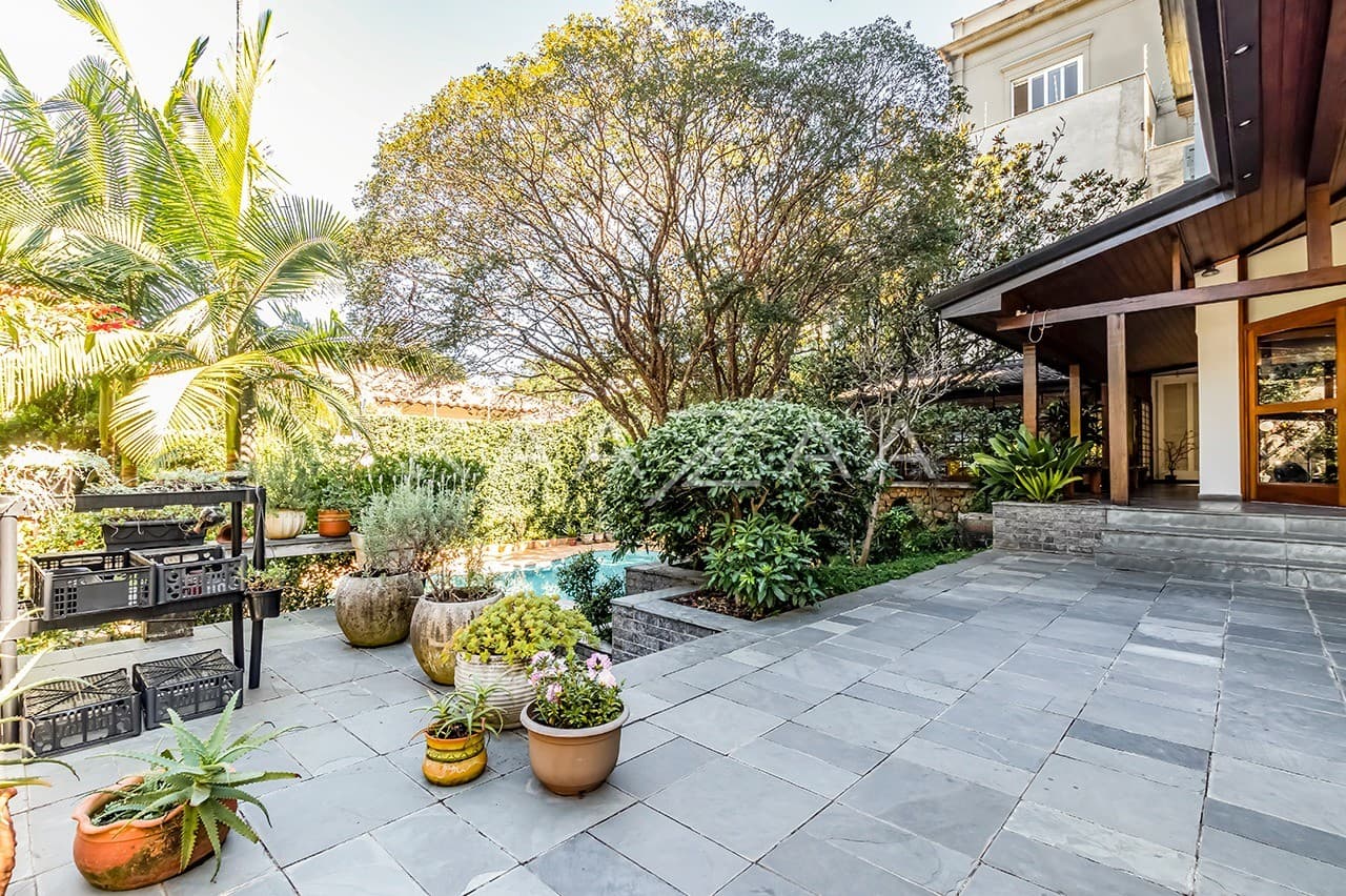 Área gourmet, piscina, atelier, pomar, lago de carpas e vista panorâmica. Casa para comtemplar a vida, no Jardim Guedala. - Foto 1