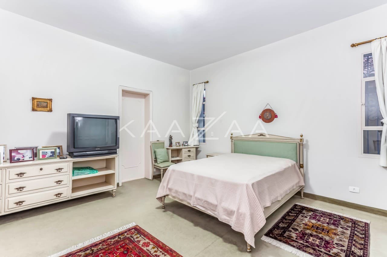 Em rua arborizada, essa ampla casa no Jardim Paulista fica pertinho do Ibirapuera. - Foto 32