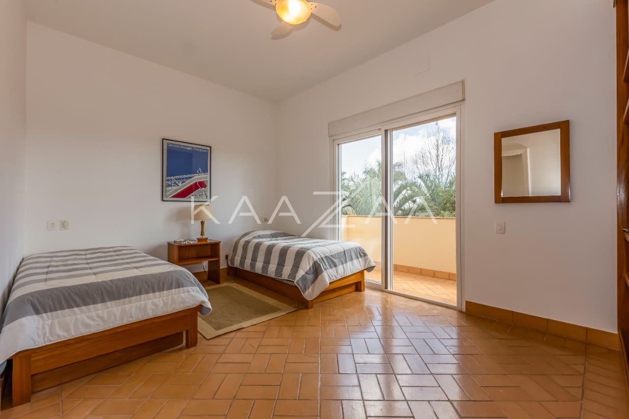 Uma vista deliciosa rodeia os ambientes, com tudo feito para relaxar. Casa na Quinta da Baroneza II. - Foto 52