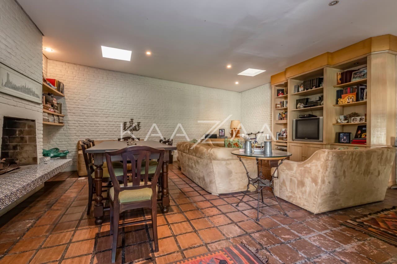 Casa ensolarada e ampla por dentro e por fora. Com localização prática, na Vila Olímpia. - Foto 3