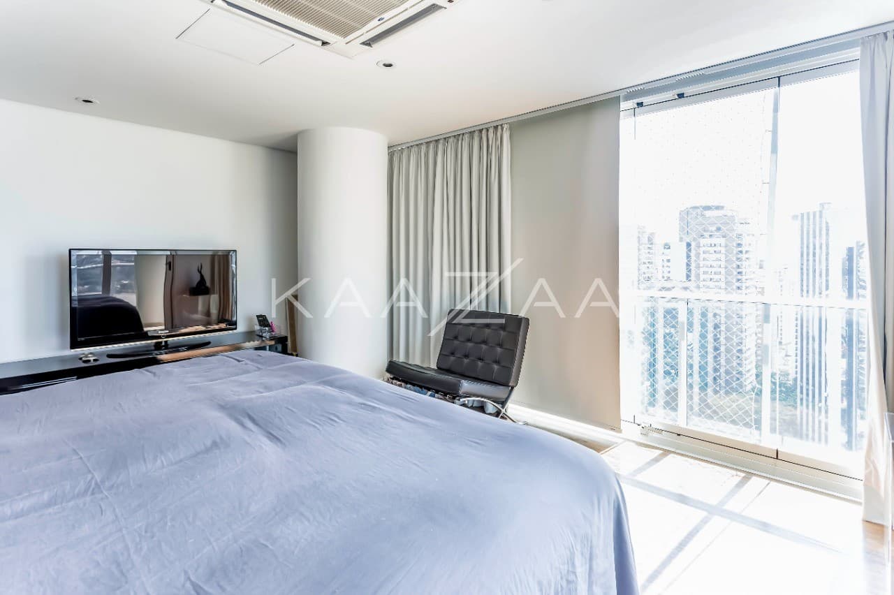 A cidade brilha pelos janelões de ponta a ponta. Cobertura clean e moderna no Itaim Bibi. - Foto 10