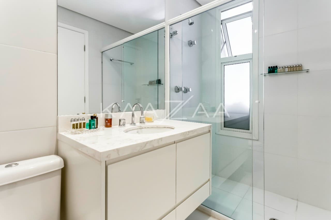 A cidade brilha pelos janelões de ponta a ponta. Cobertura clean e moderna no Itaim Bibi. - Foto 16