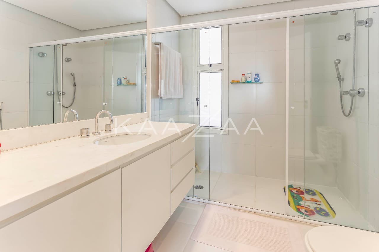 A cidade brilha pelos janelões de ponta a ponta. Cobertura clean e moderna no Itaim Bibi. - Foto 18