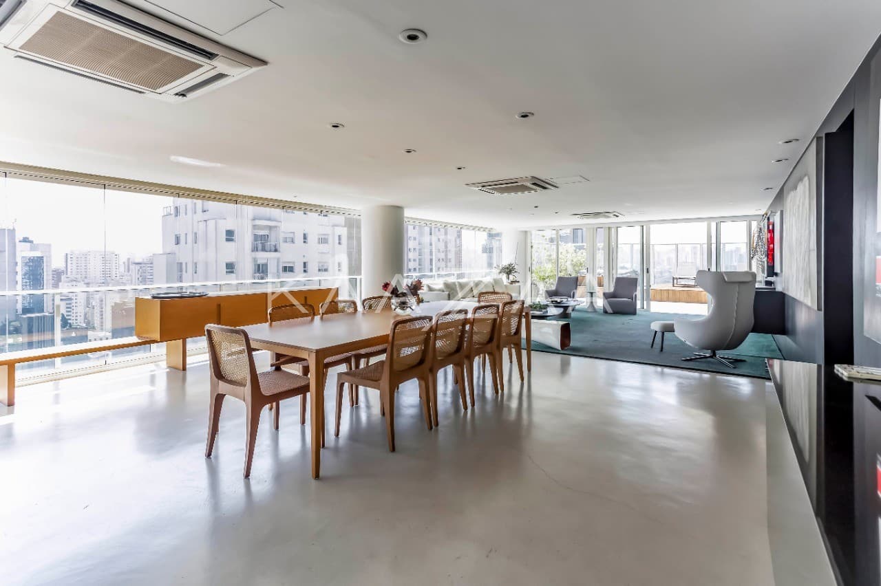 A cidade brilha pelos janelões de ponta a ponta. Cobertura clean e moderna no Itaim Bibi. - Foto 4