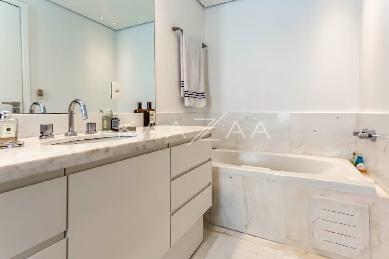 A cidade brilha pelos janelões de ponta a ponta. Cobertura clean e moderna no Itaim Bibi. - Foto 13