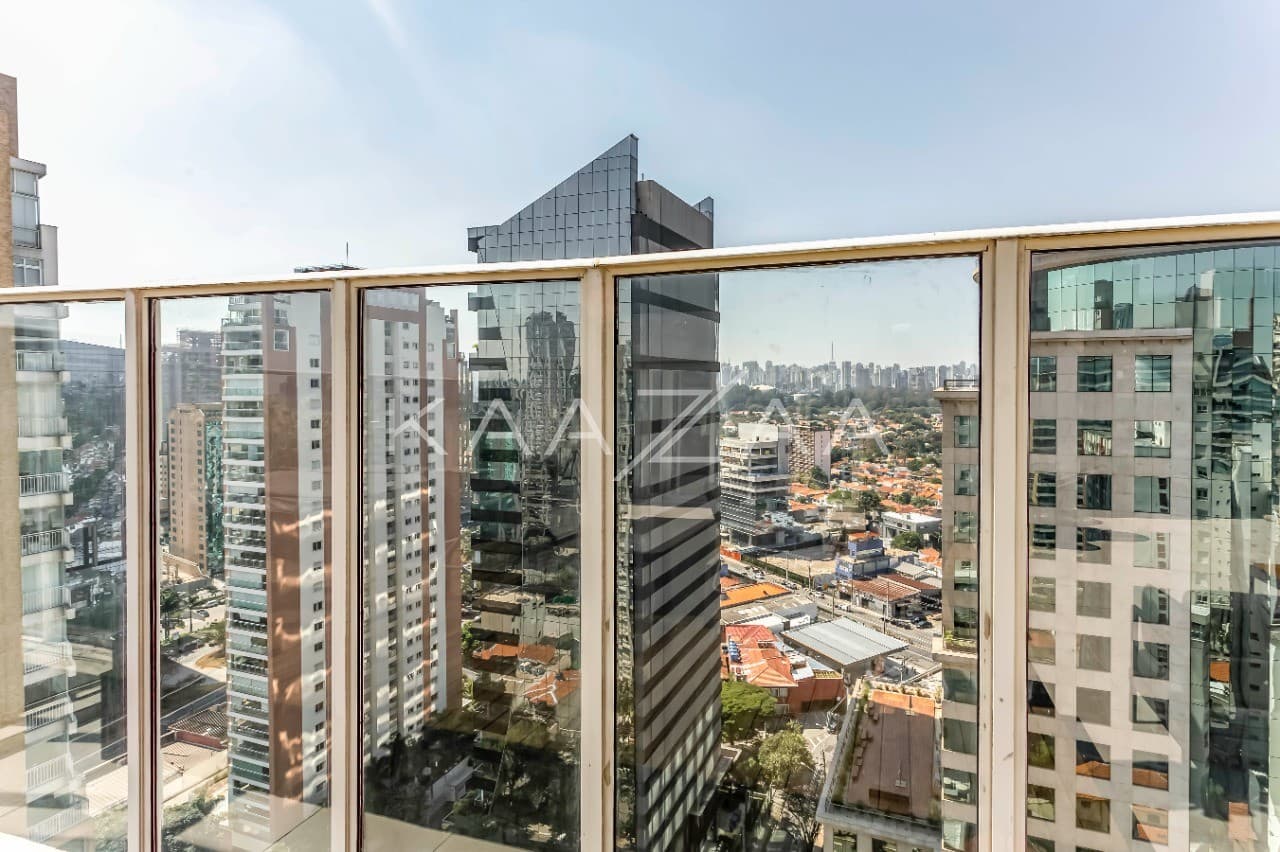 A cidade brilha pelos janelões de ponta a ponta. Cobertura clean e moderna no Itaim Bibi. - Foto 7
