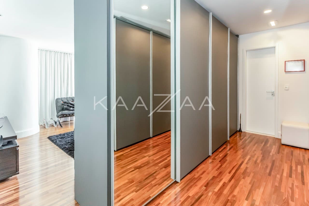 A cidade brilha pelos janelões de ponta a ponta. Cobertura clean e moderna no Itaim Bibi. - Foto 12