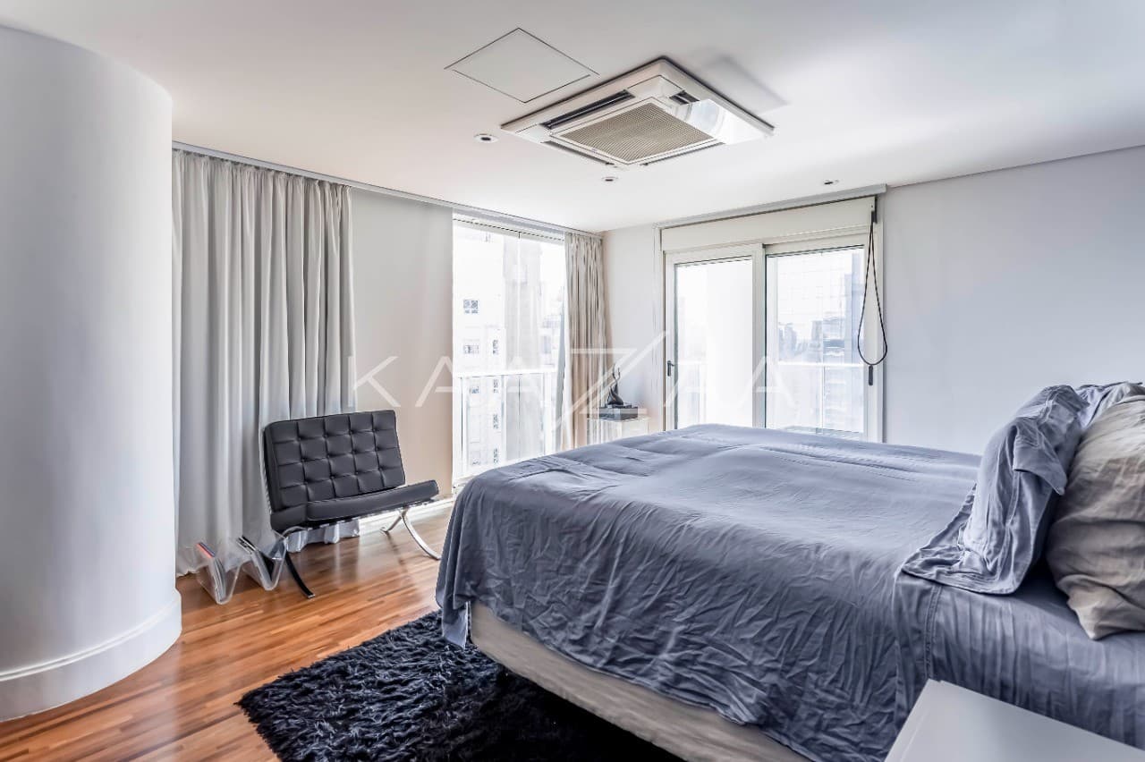 A cidade brilha pelos janelões de ponta a ponta. Cobertura clean e moderna no Itaim Bibi. - Foto 11