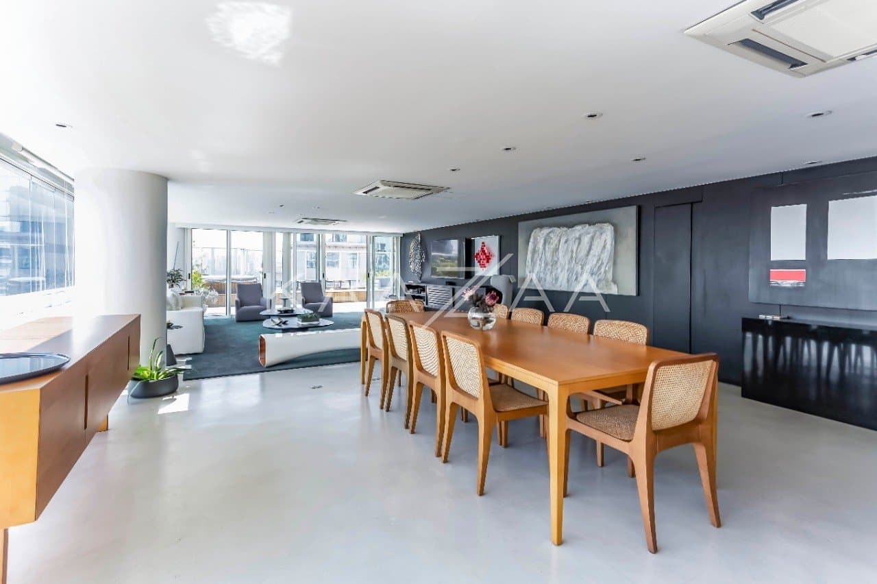 A cidade brilha pelos janelões de ponta a ponta. Cobertura clean e moderna no Itaim Bibi. - Foto 3