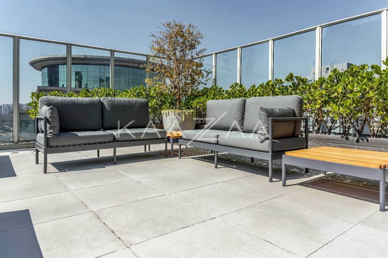 A cidade brilha pelos janelões de ponta a ponta. Cobertura clean e moderna no Itaim Bibi. - Foto 8