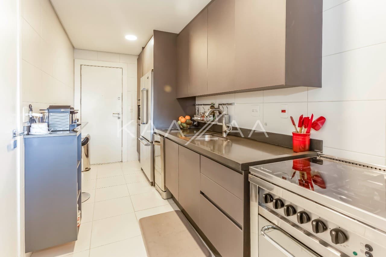 A cidade brilha pelos janelões de ponta a ponta. Cobertura clean e moderna no Itaim Bibi. - Foto 9