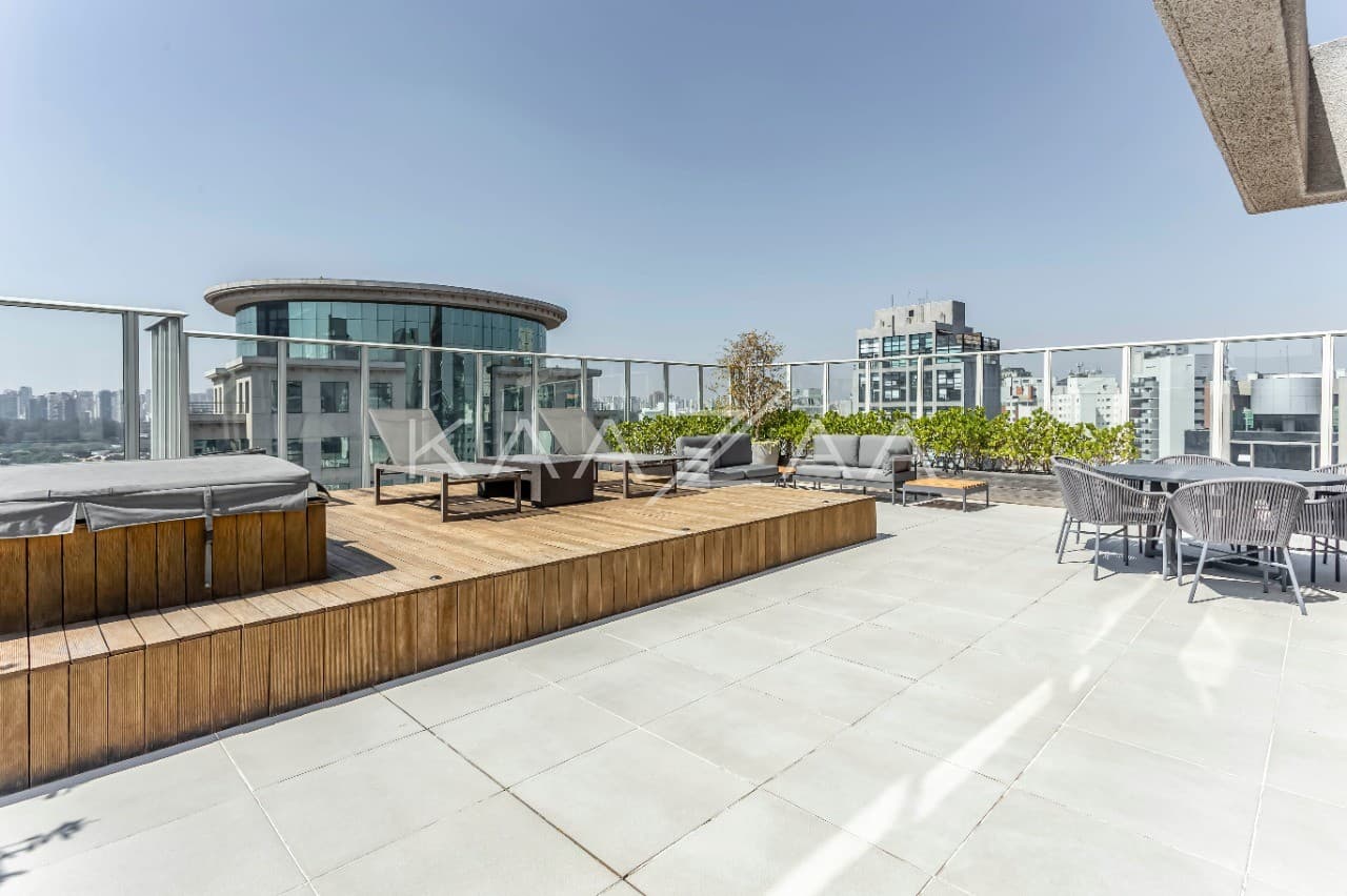 A cidade brilha pelos janelões de ponta a ponta. Cobertura clean e moderna no Itaim Bibi. - Foto 5