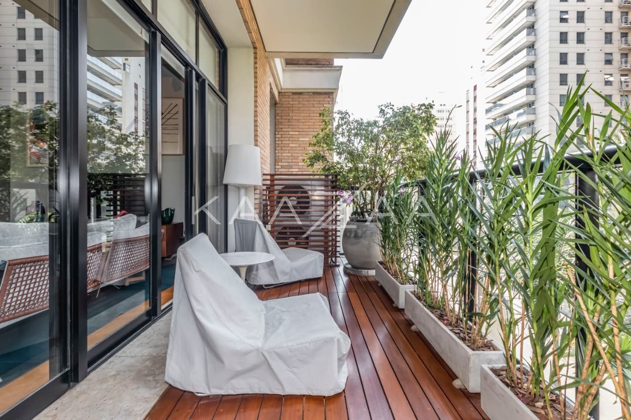Espaços agradáveis com vista para a copa das árvores, muito espaço e pé direito alto em tudo. No miolo do Itaim Bibi. - Foto 2