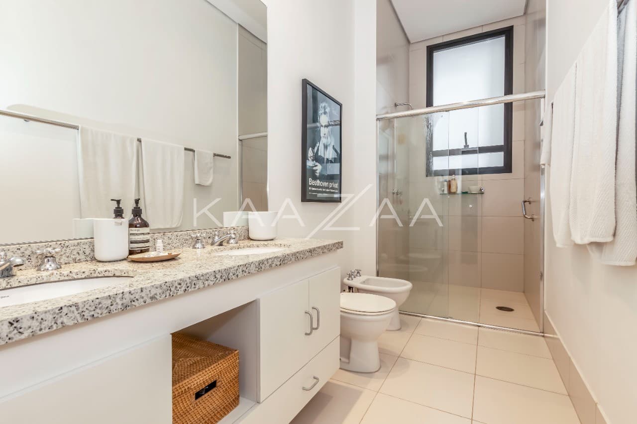 Espaços agradáveis com vista para a copa das árvores, muito espaço e pé direito alto em tudo. No miolo do Itaim Bibi. - Foto 7