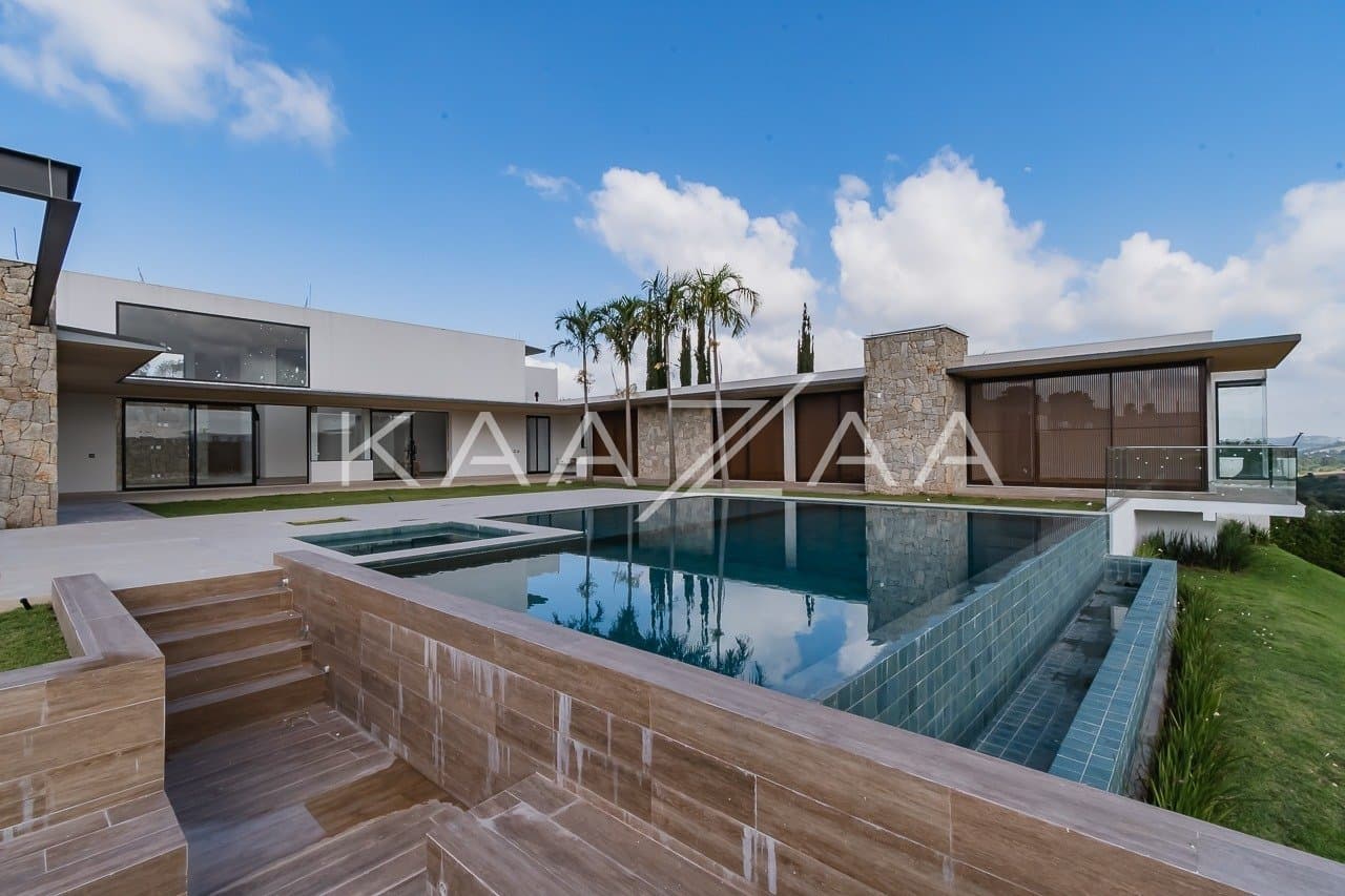 Um projeto de casa de campo feito para limpar a vista e se inspirar. No condomínio Quinta da Baroneza. - Foto 2