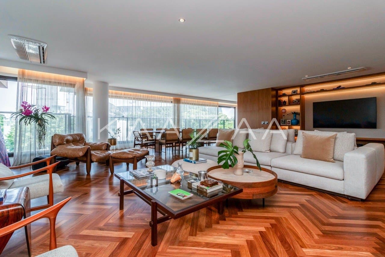 Muito vidro e luz natural com vista para as árvores. Apartamento no Jardim Guedala. - Foto 1