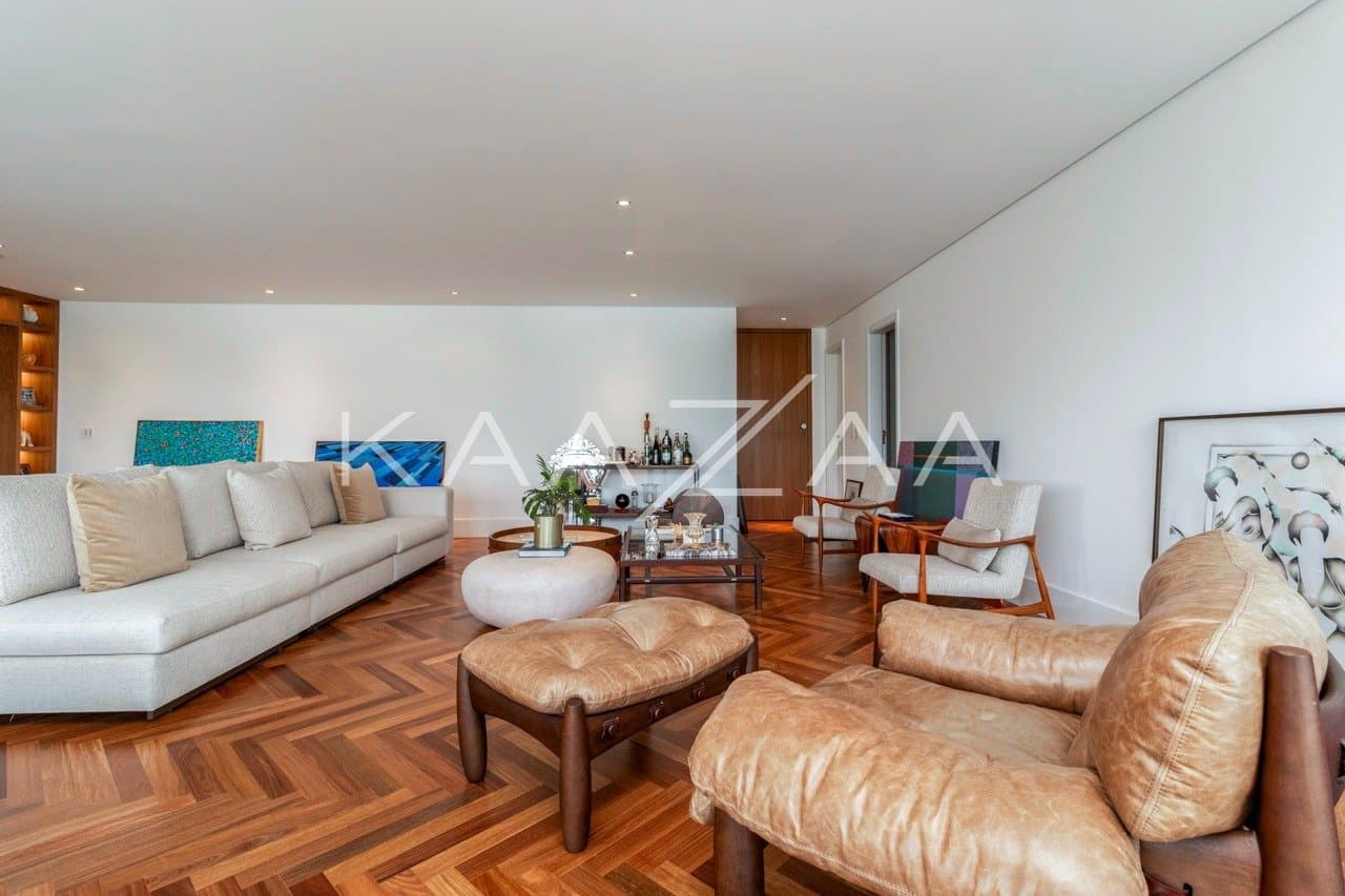 Muito vidro e luz natural com vista para as árvores. Apartamento no Jardim Guedala. - Foto 2