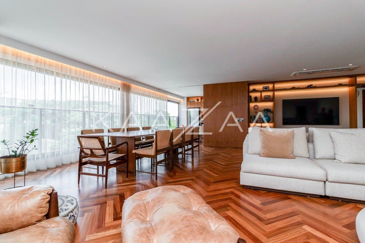 Muito vidro e luz natural com vista para as árvores. Apartamento no Jardim Guedala. - Foto 3