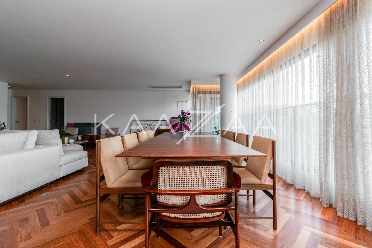 Muito vidro e luz natural com vista para as árvores. Apartamento no Jardim Guedala. - Foto 5