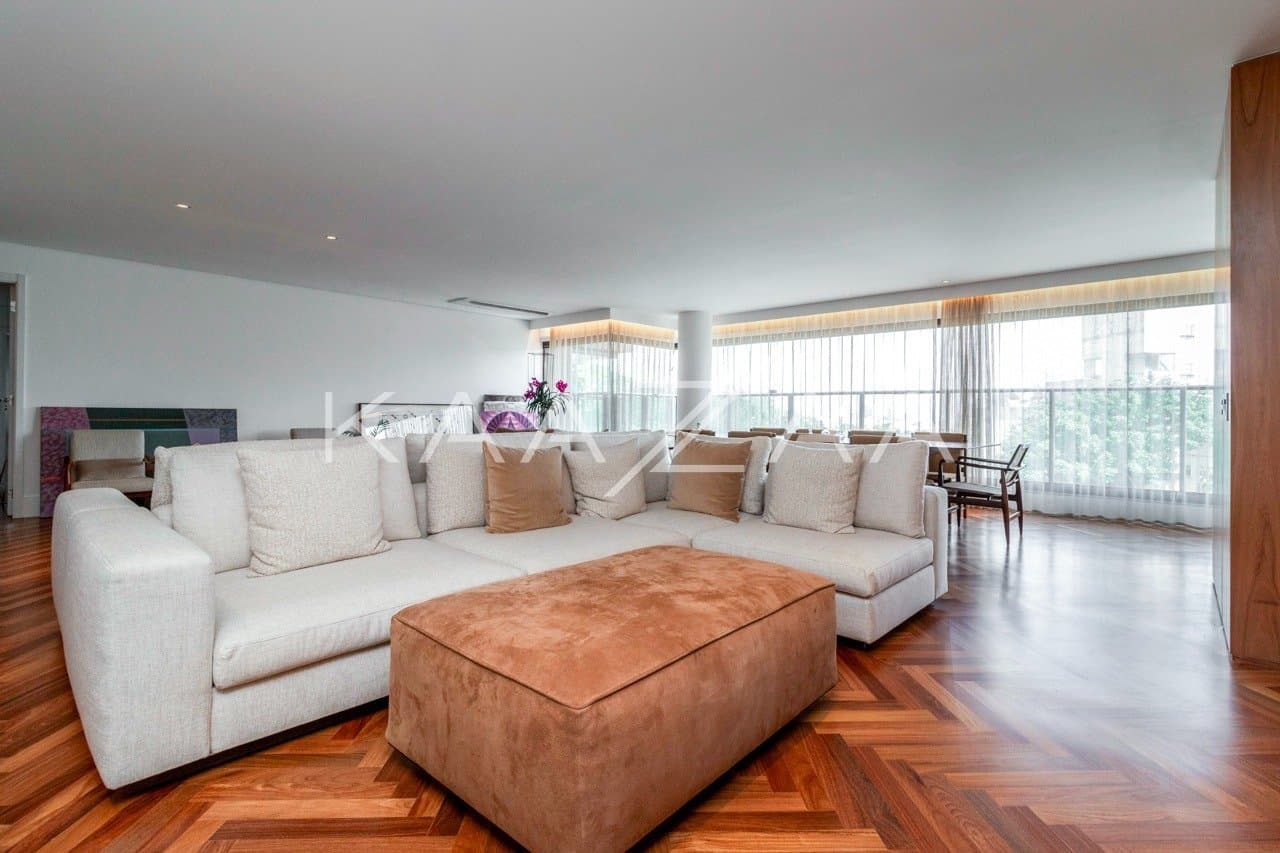 Muito vidro e luz natural com vista para as árvores. Apartamento no Jardim Guedala. - Foto 6