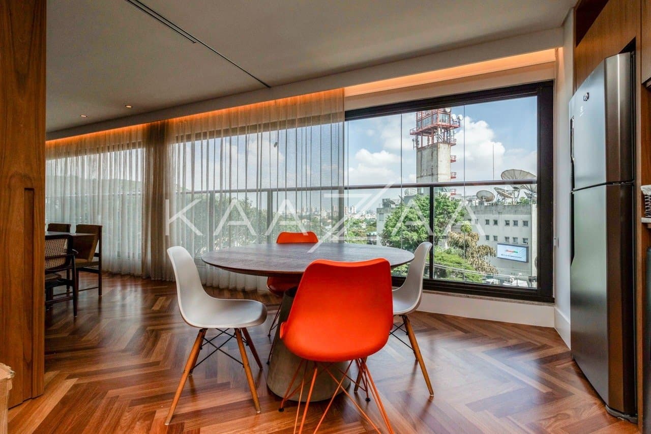 Muito vidro e luz natural com vista para as árvores. Apartamento no Jardim Guedala. - Foto 8