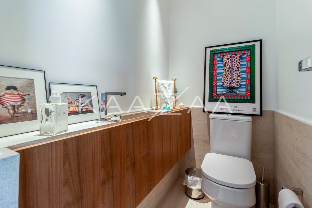 Muito vidro e luz natural com vista para as árvores. Apartamento no Jardim Guedala. - Foto 9