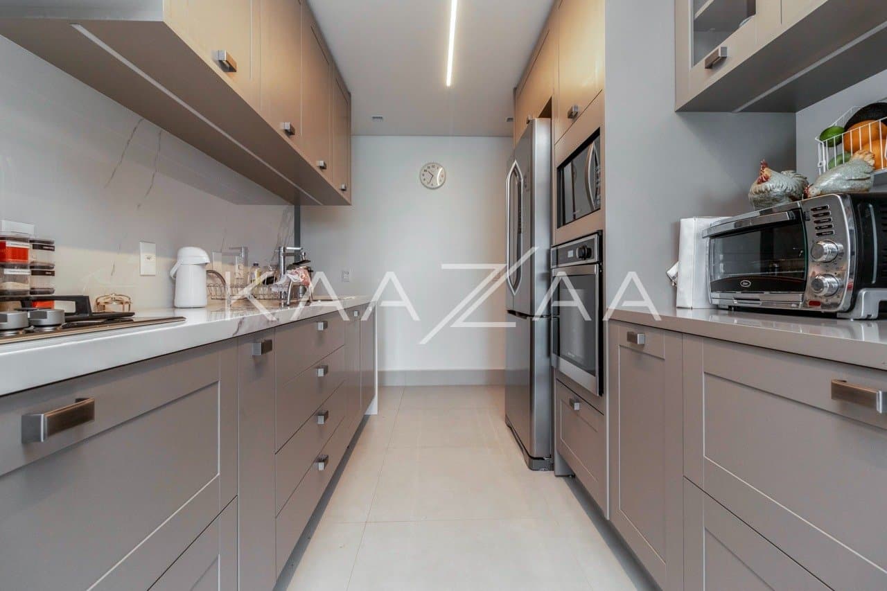 Muito vidro e luz natural com vista para as árvores. Apartamento no Jardim Guedala. - Foto 10