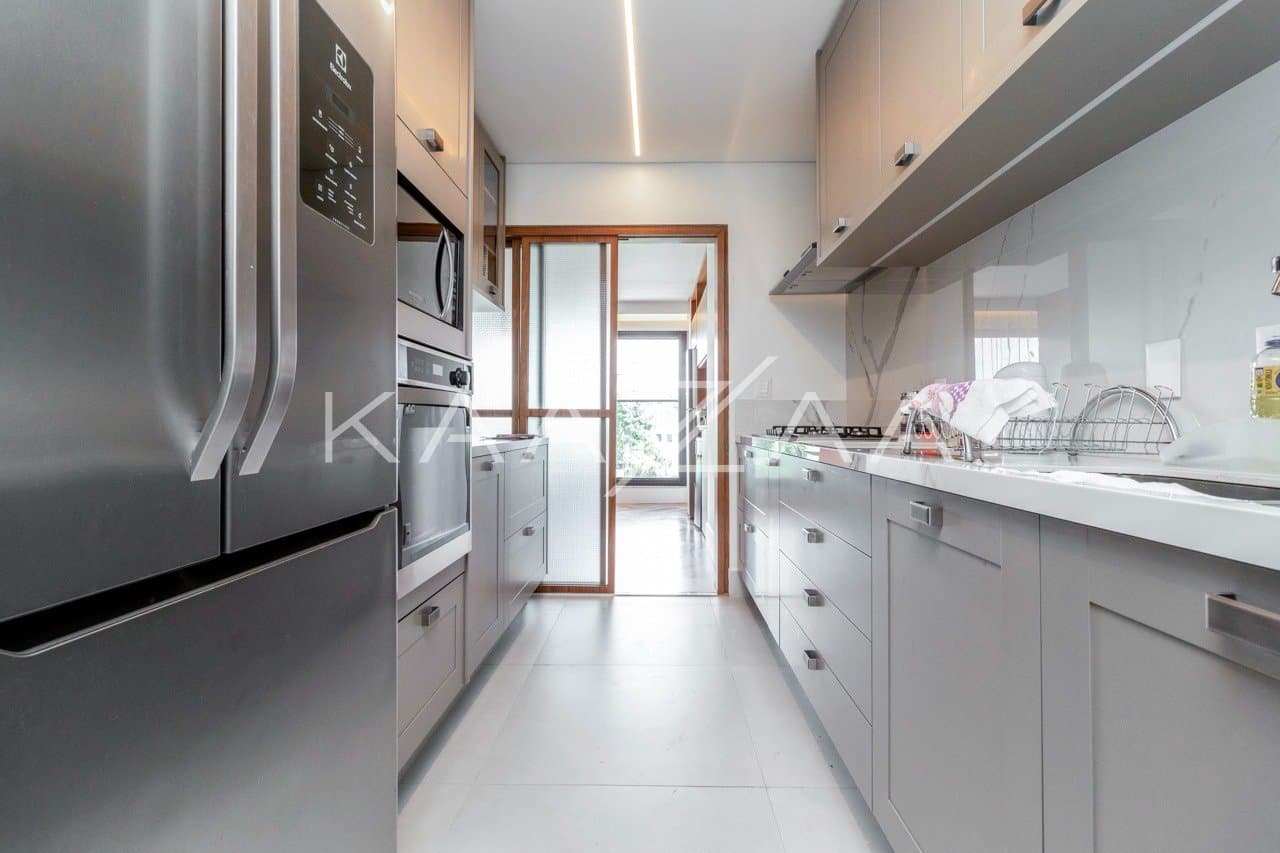 Muito vidro e luz natural com vista para as árvores. Apartamento no Jardim Guedala. - Foto 11